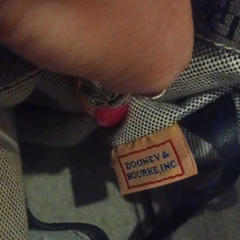 Classy Dooney & Bourke Signature Shoulder Bag - Picture 15 of 16